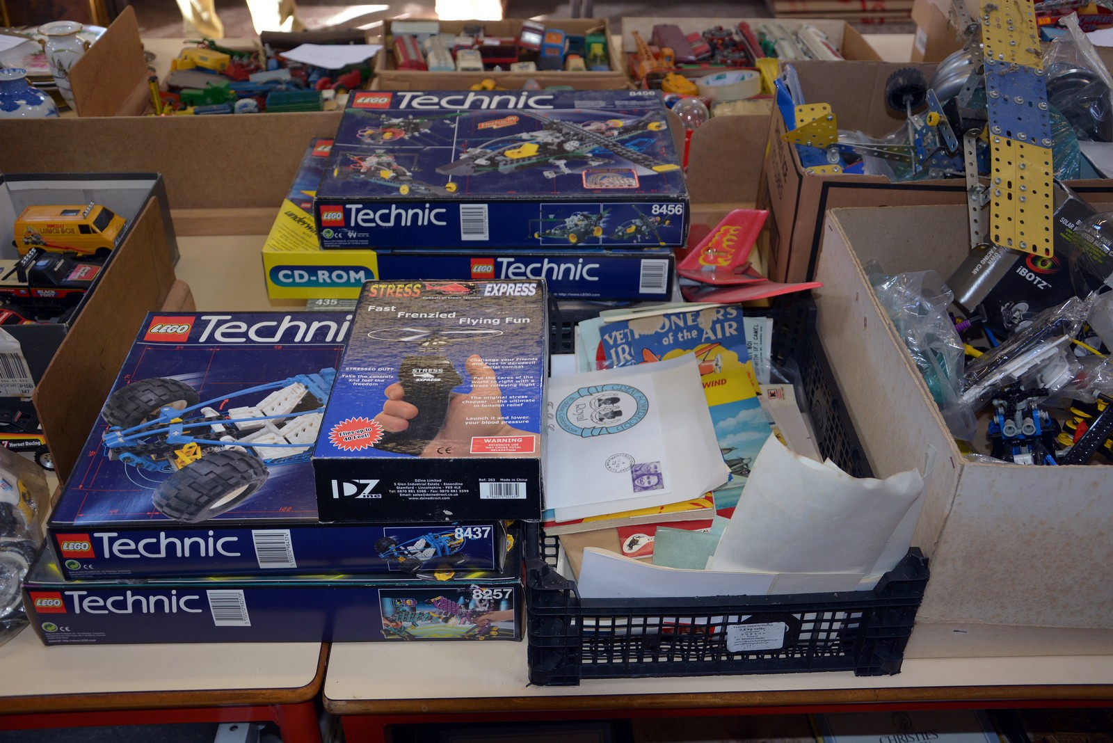 A quantity of boxed Lego Technic sets, Mega Bloks kits and a selection of partially completed kit - Image 3 of 3