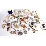 A mixed lot of vintage costume jewellery, including: a good quantity of vintage brooches, necklaces,