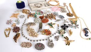 A mixed lot of vintage costume jewellery, including: a good quantity of vintage brooches, necklaces,