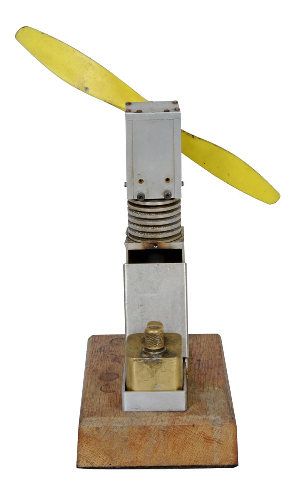 A model of a single cylinder vertical Sterling hot air engine, built by the late Mr Brian Marshall - Image 2 of 2