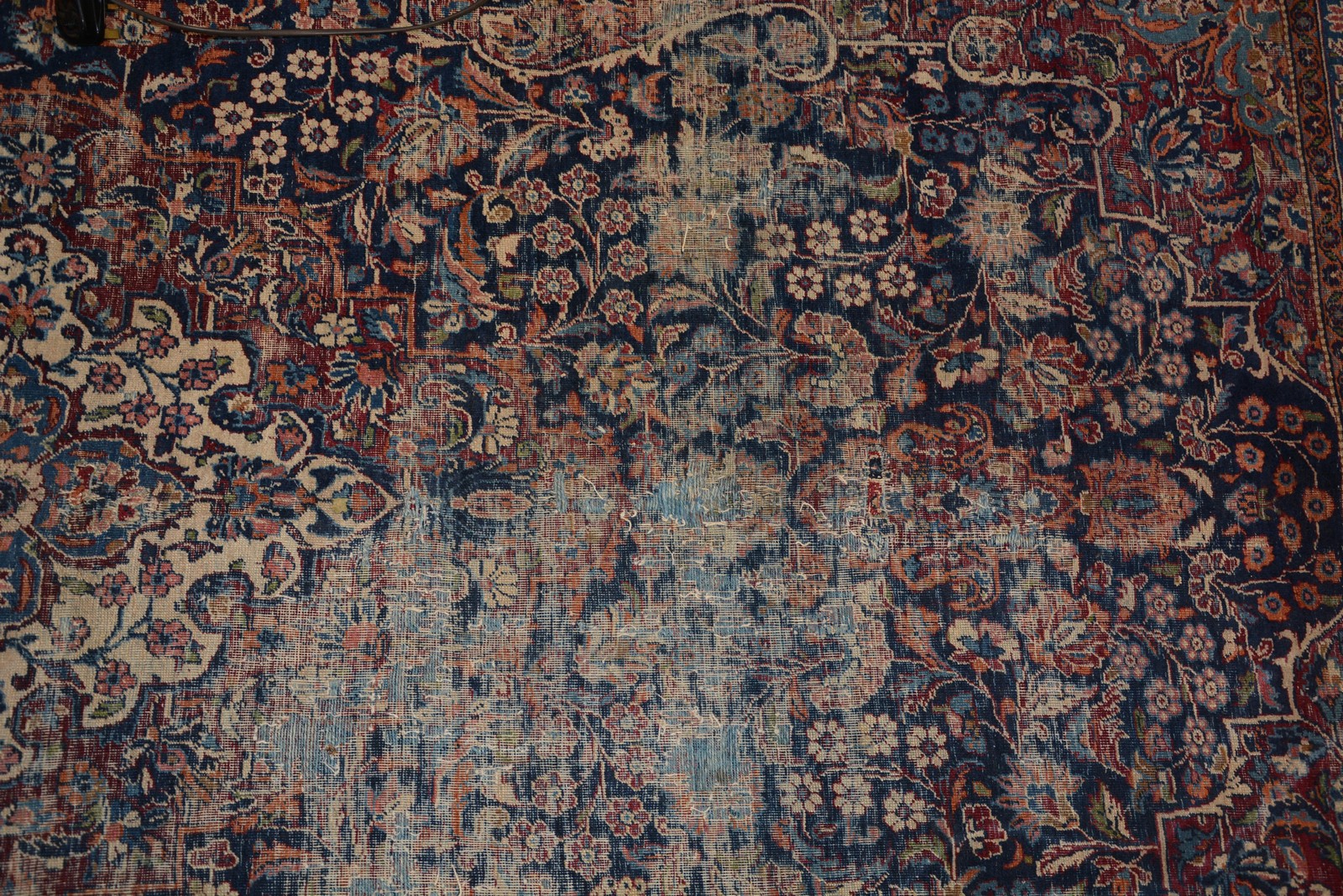 A Kashan carpet (worn) 194 x 305cm