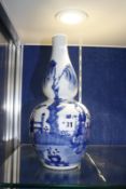 A late 19th/early 20th Century Chinese blue and white double gourd hulu vase, 28cm high