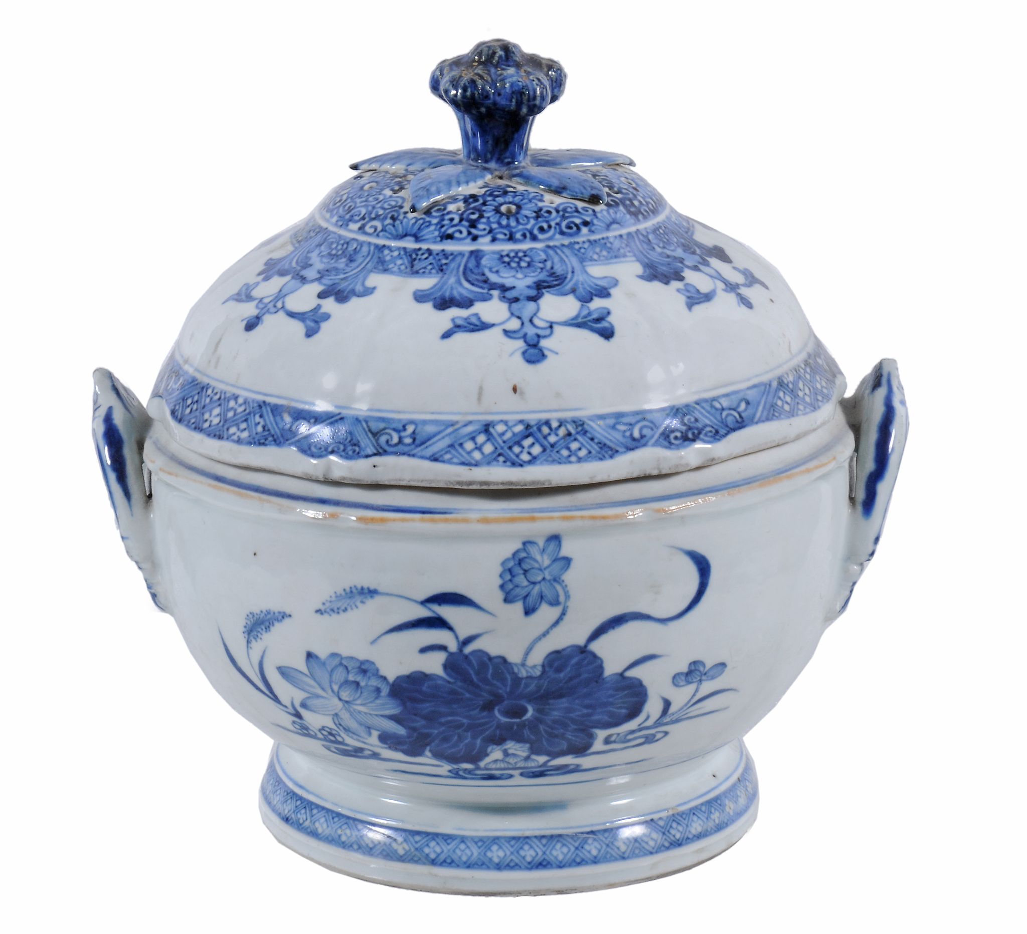 A Chinese circular soup tureen and cover,   Qing Dynasty, Qianlong (1736-95),  with fruit knop and