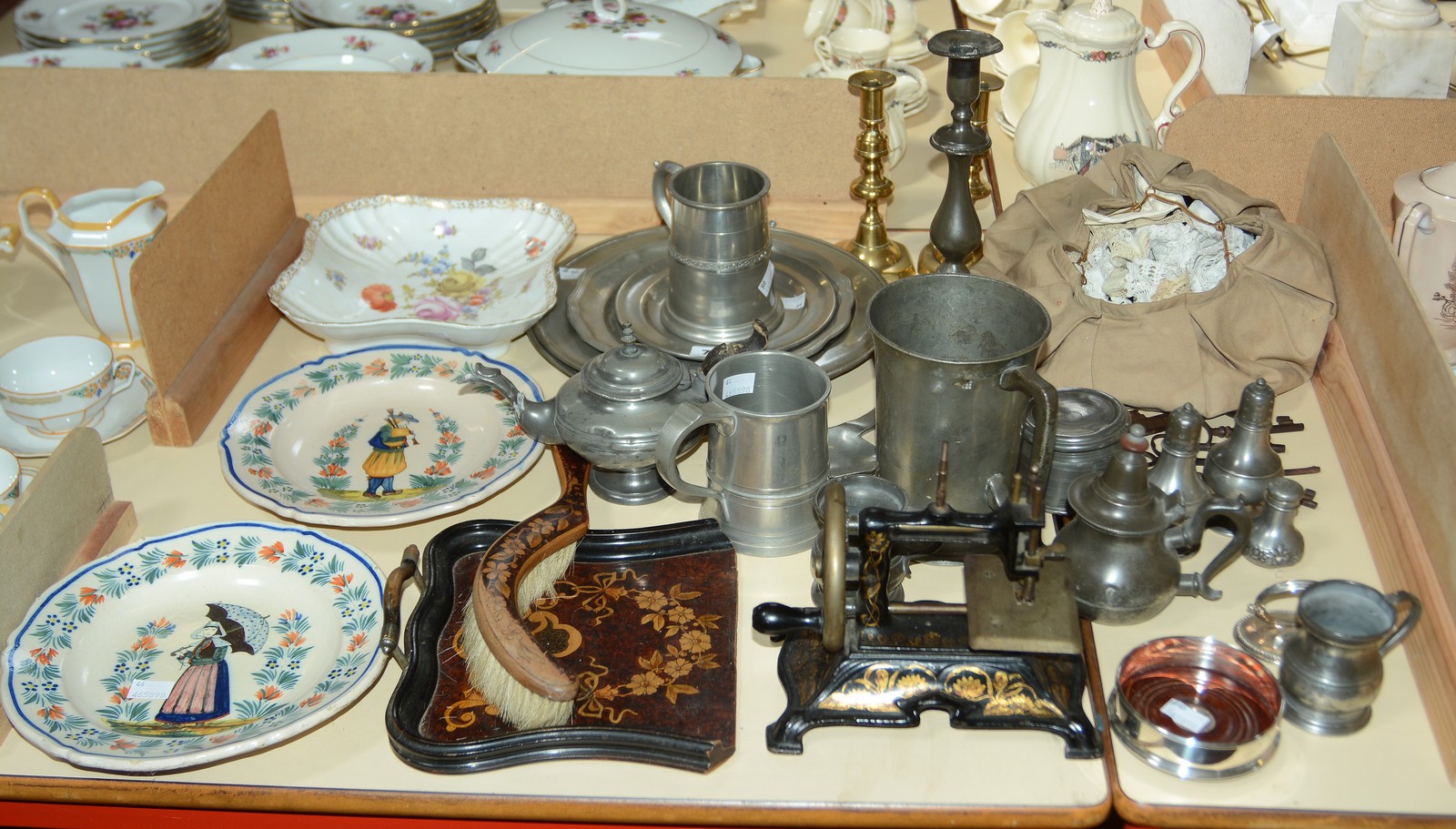A quantity of collectable items to include a miniature sewing machine, pewter, keys, trimmings,