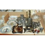 A quantity of collectable items to include a miniature sewing machine, pewter, keys, trimmings,