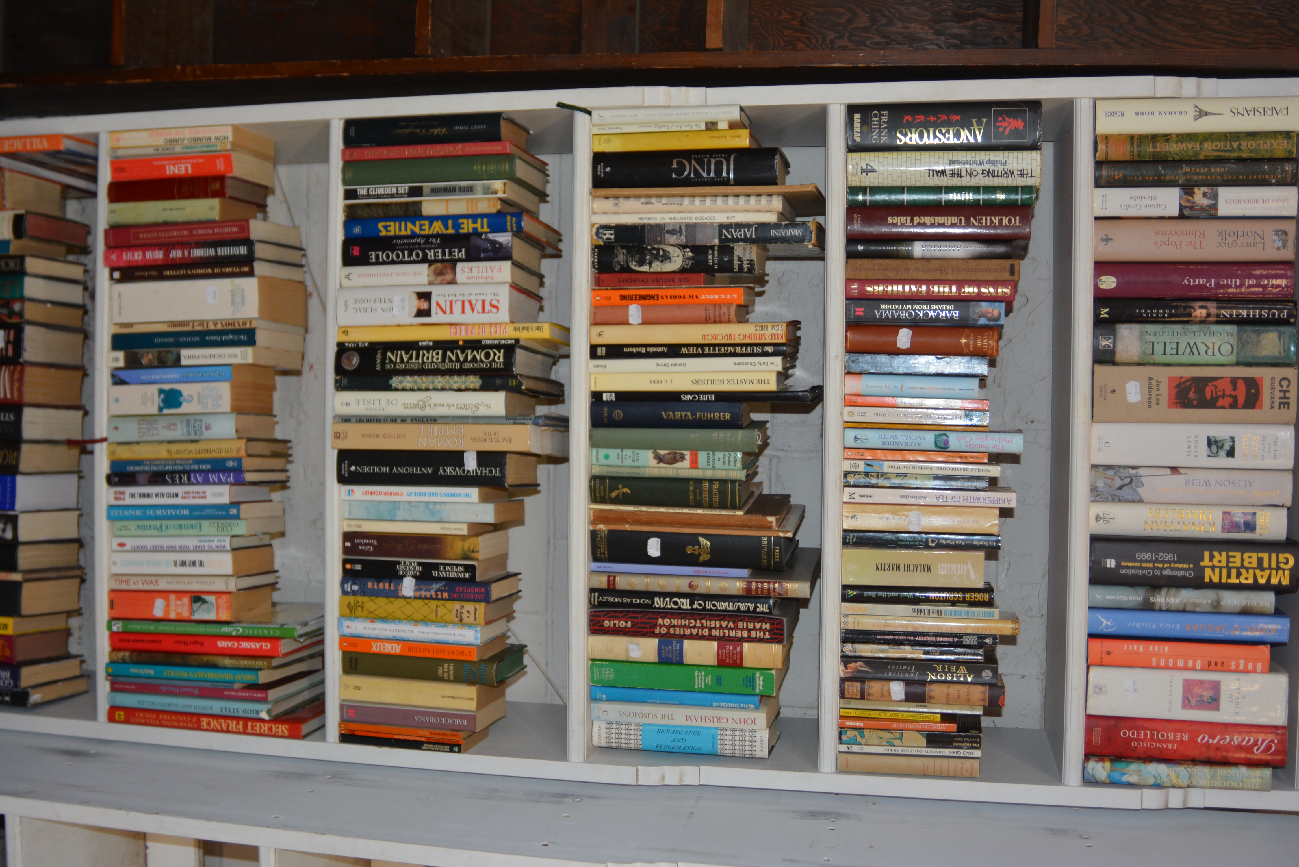 A quantity of assorted books, to include reference books, books on History, Gardening etc (qty)