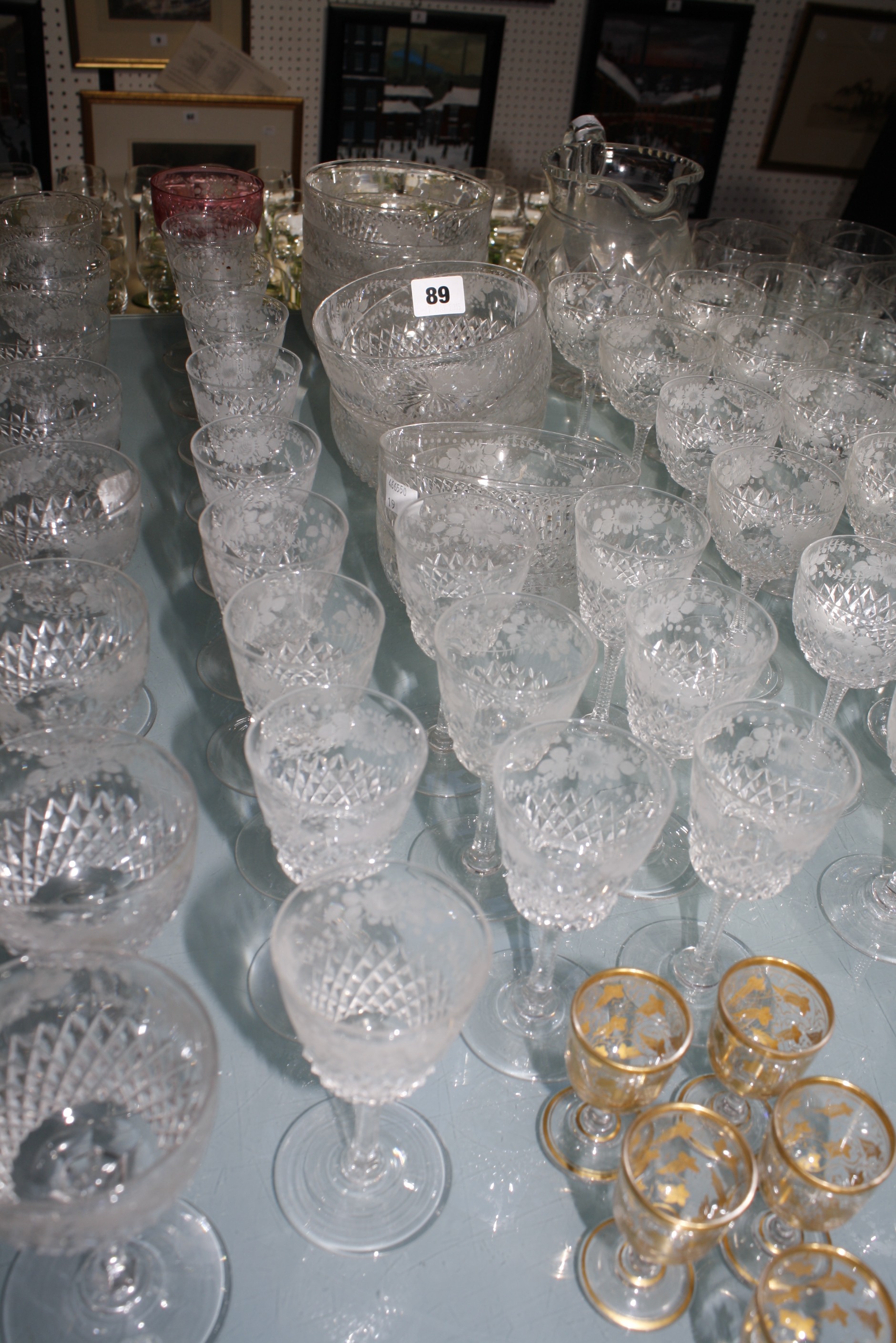 A quantity of assorted glassware (qty)