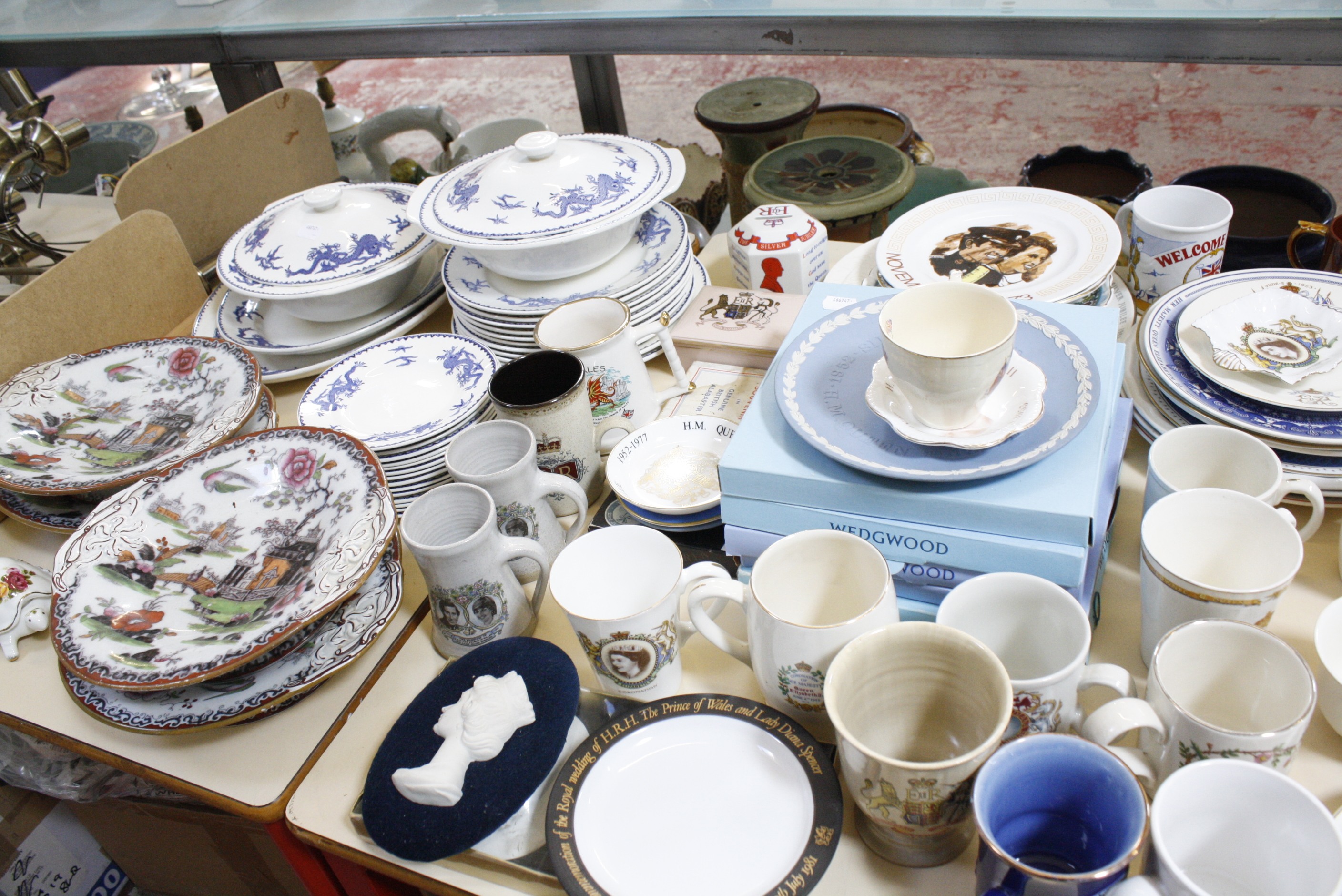 A collection of mid/late 20th Century Royal commemorative ware, to include mugs, plates, trinket - Image 2 of 2