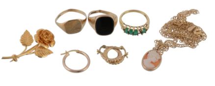 A small collection of jewellery items , comprising  A small collection of jewellery items  ,