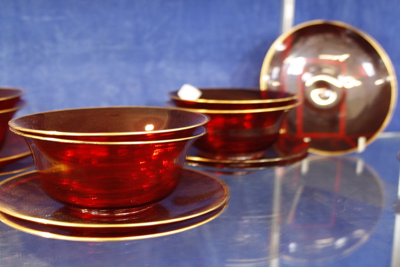Victorian ruby glass bowls and saucers with gilt rims -22 - Image 2 of 3