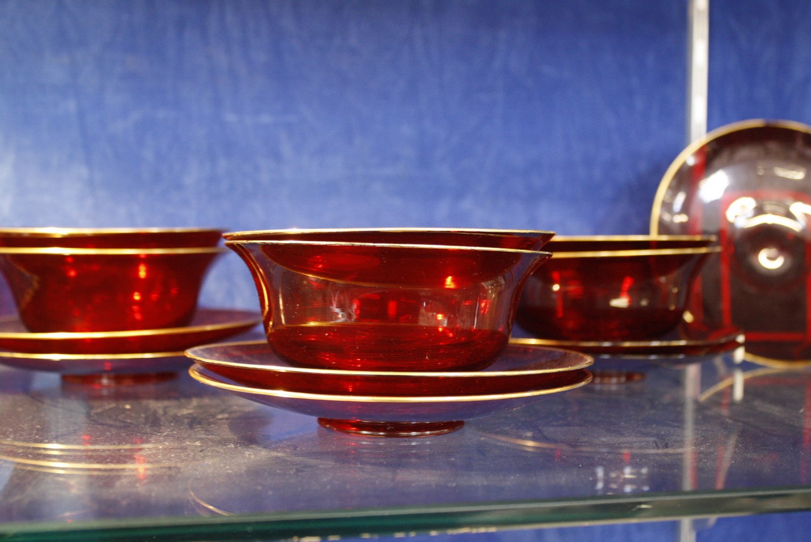 Victorian ruby glass bowls and saucers with gilt rims -22 - Image 3 of 3