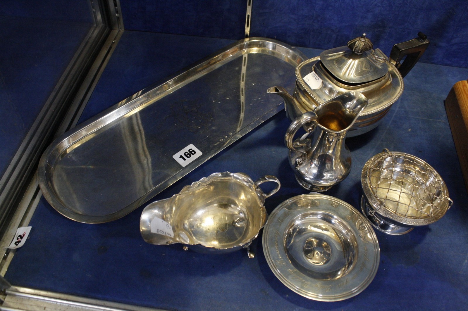 A quantity of silver items to include a silver teapot, Birmingham 1912, 11.7 troy oz. approx (in