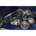 A quantity of silver items to include a silver teapot, Birmingham 1912, 11.7 troy oz. approx (in