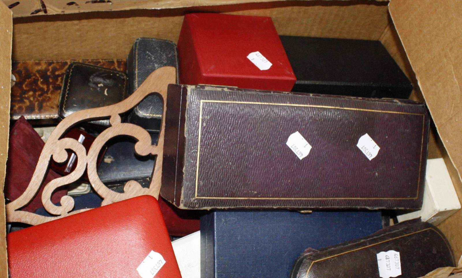 A box of empty jewellery boxes (qty)