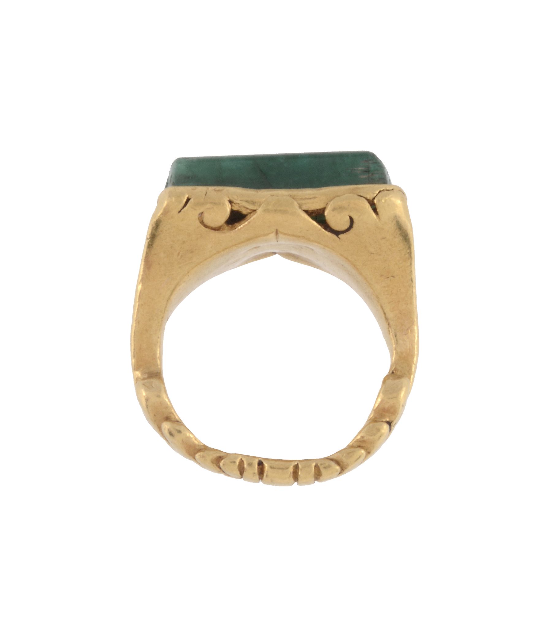 A Roman gold and emerald single stone ring , circa 3rd-4th century AD, the rectangular shaped - Image 2 of 2