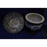 A Cantonese porcelain bowl and a Chinese blue and white crackle-ware bowl on a carved wood stand -2