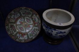 A Cantonese porcelain bowl and a Chinese blue and white crackle-ware bowl on a carved wood stand -2