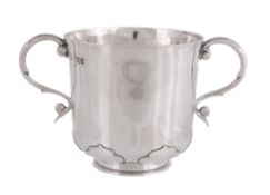 An Edwardian silver twin handled cup by Daniel & John Wellby, London 1902, with a slightly everted