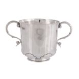 An Edwardian silver twin handled cup by Daniel & John Wellby, London 1902, with a slightly everted