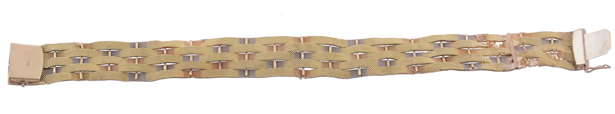 A 9ct woven bracelet, the textured 3 tone link bracelet to an integrated clasp, 18.5cm long, 19g