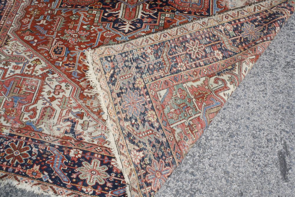 An antique Persian Heriz carpet 309 x 224cm - Image 2 of 2