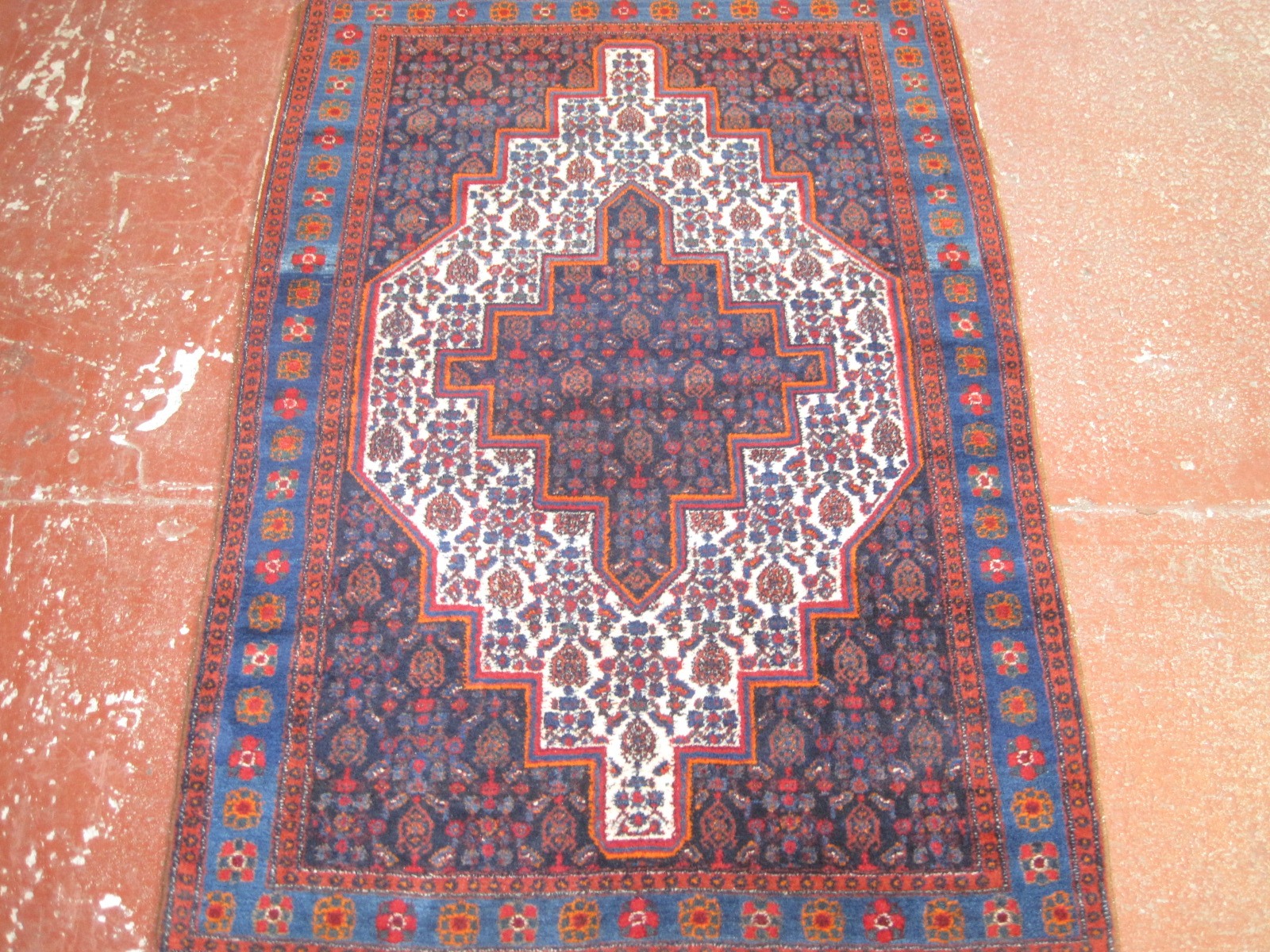 A Persian Senneh rug £100-150