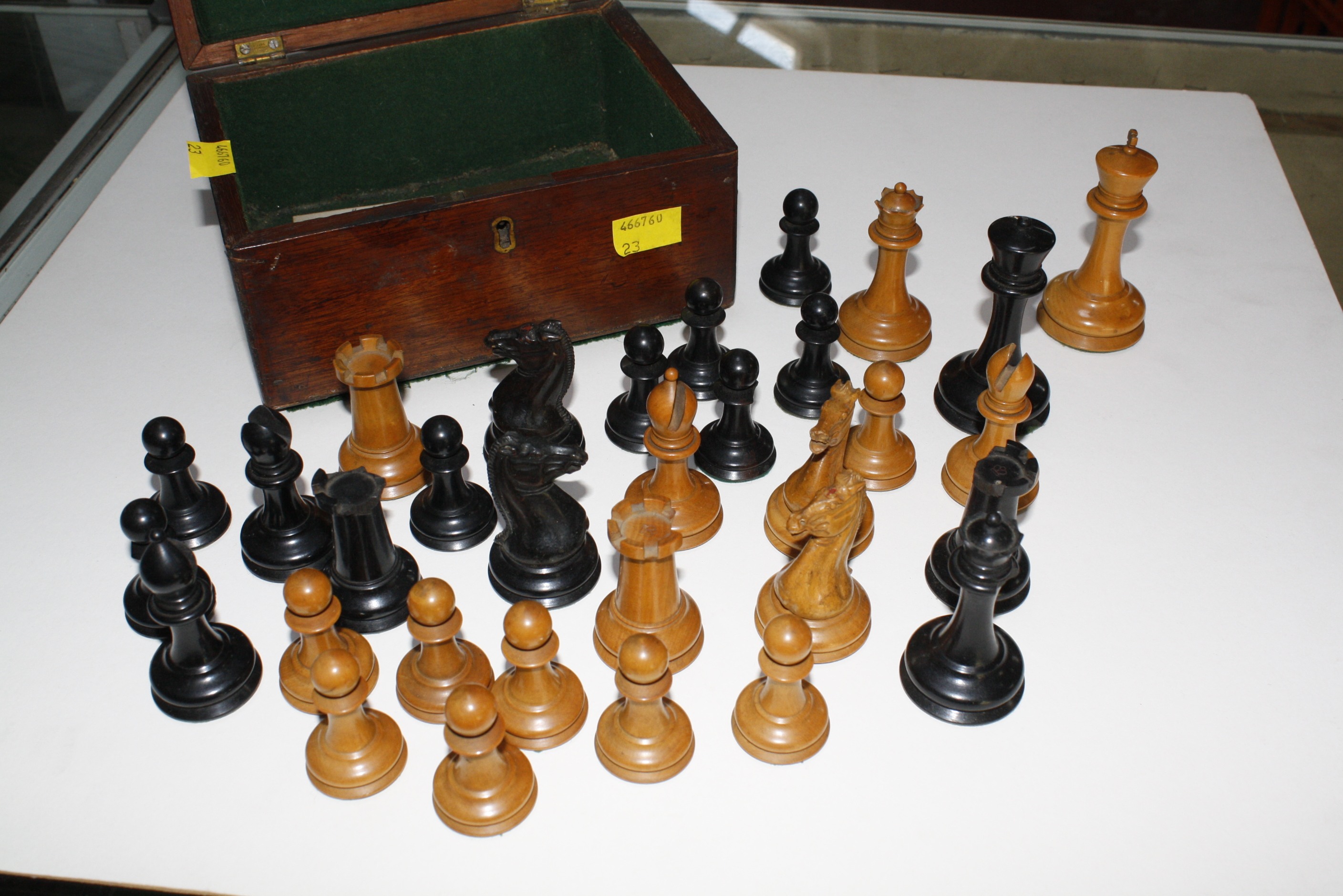 A complete set of Jaques Staunton chess pieces in labelled box (damaged) £30-50 - Image 2 of 2