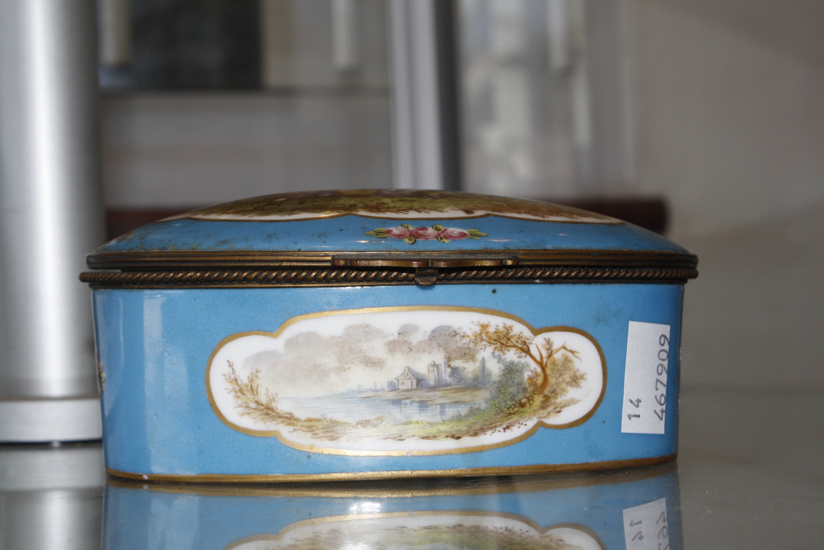 A Sevres porcelain oval box £70-100