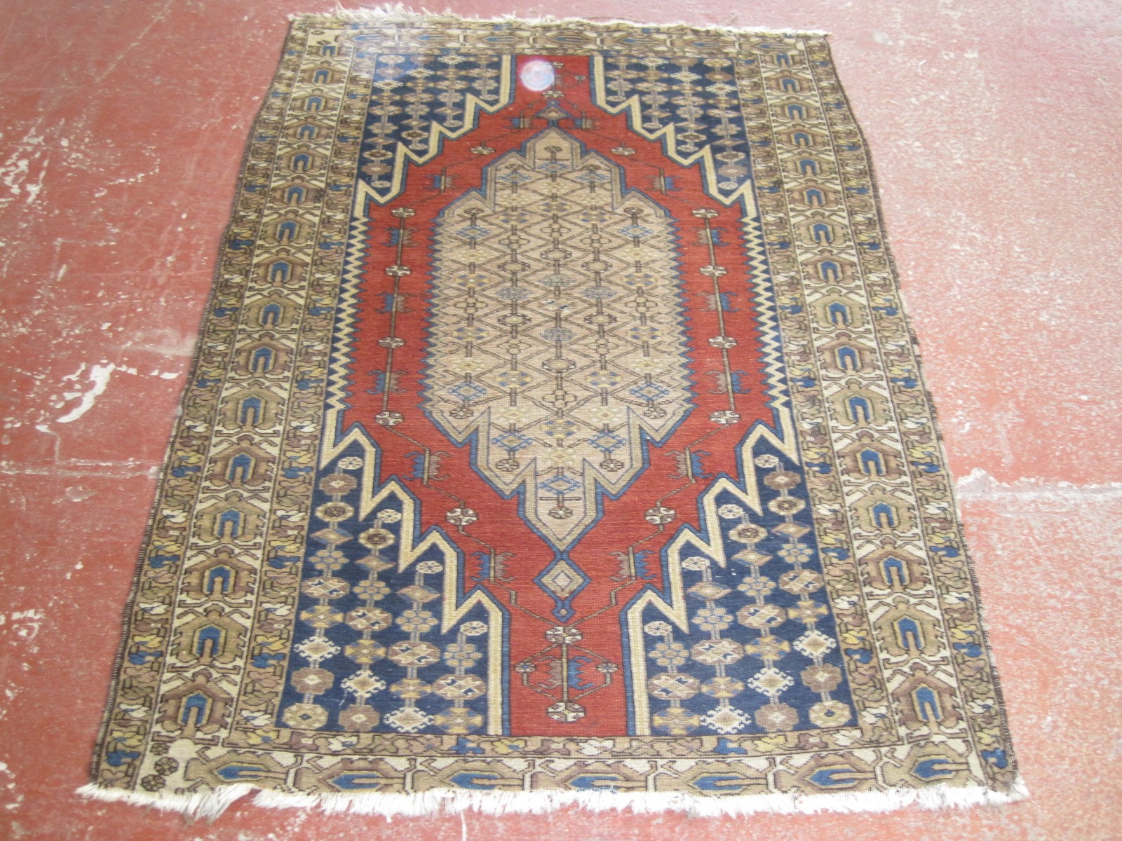 A Persian Mazleghan rug 196 x 140cm £120-180