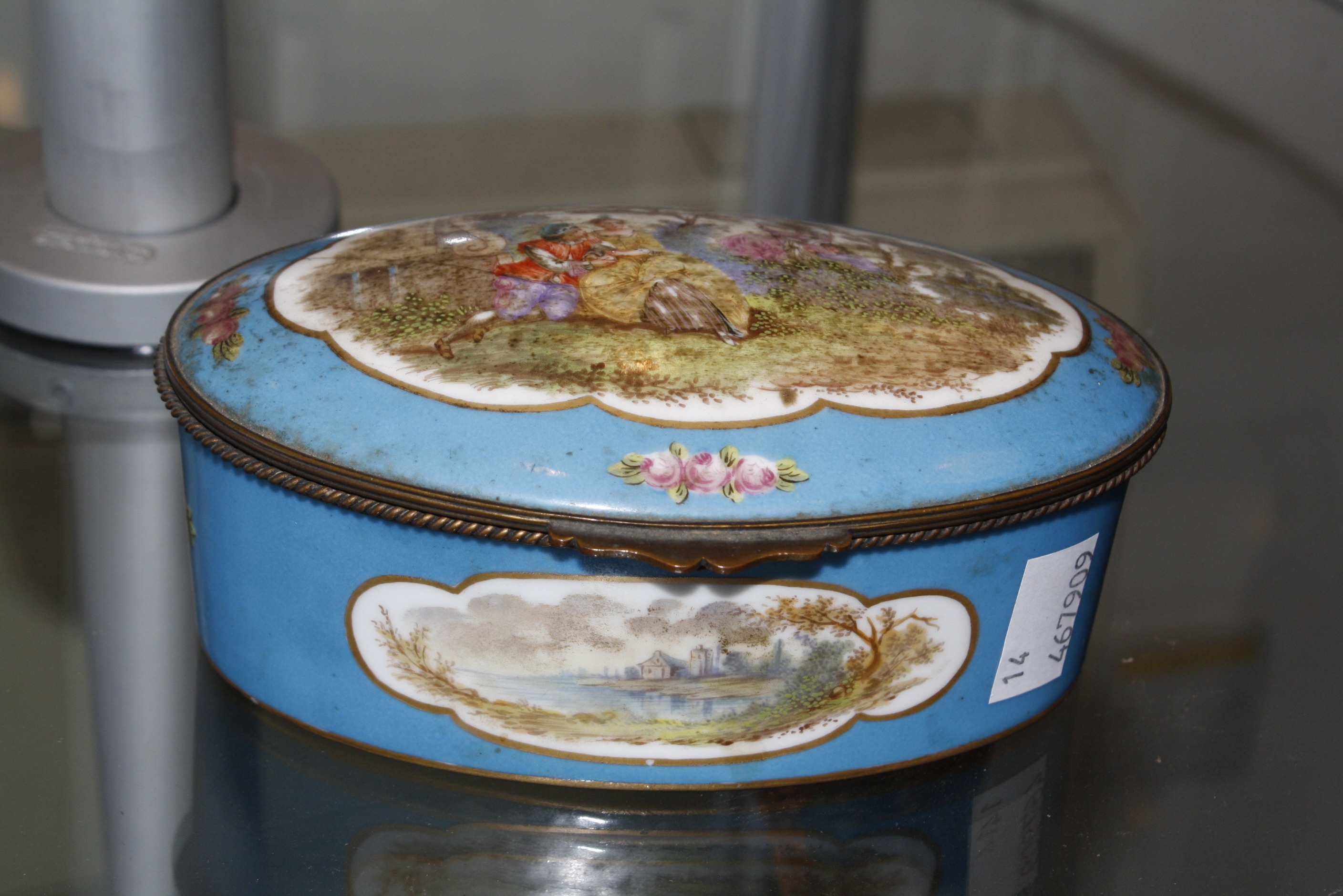 A Sevres porcelain oval box £70-100 - Image 2 of 2
