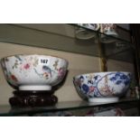 Five oriental plates and two oriental bowls and a hardwood stand. £120-180