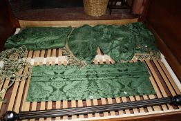 A greeen curtain blind and pole £20-30