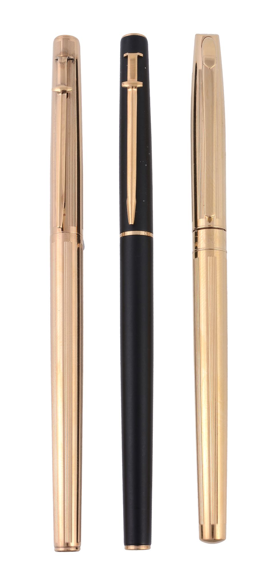 Caran D¬he, a gold colour fountain pen, engraved with vertical lines  Caran D¬he, a gold colour