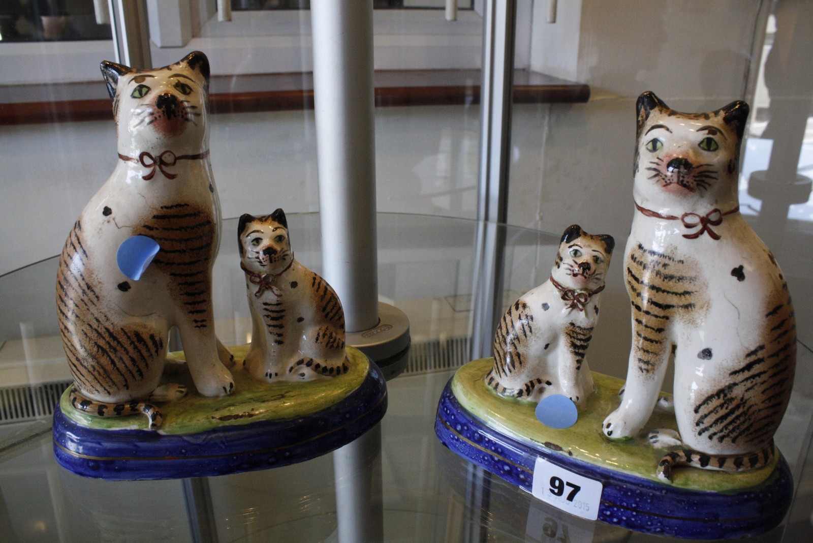 A pair of Staffordshire cats, on blue plinth bases, 18cm high (2) - Image 2 of 2