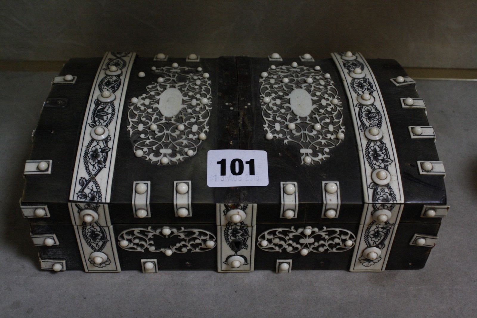 A quantity of collectable items to include an Indian bone mounted wooden casket, 21.5cm (af), a