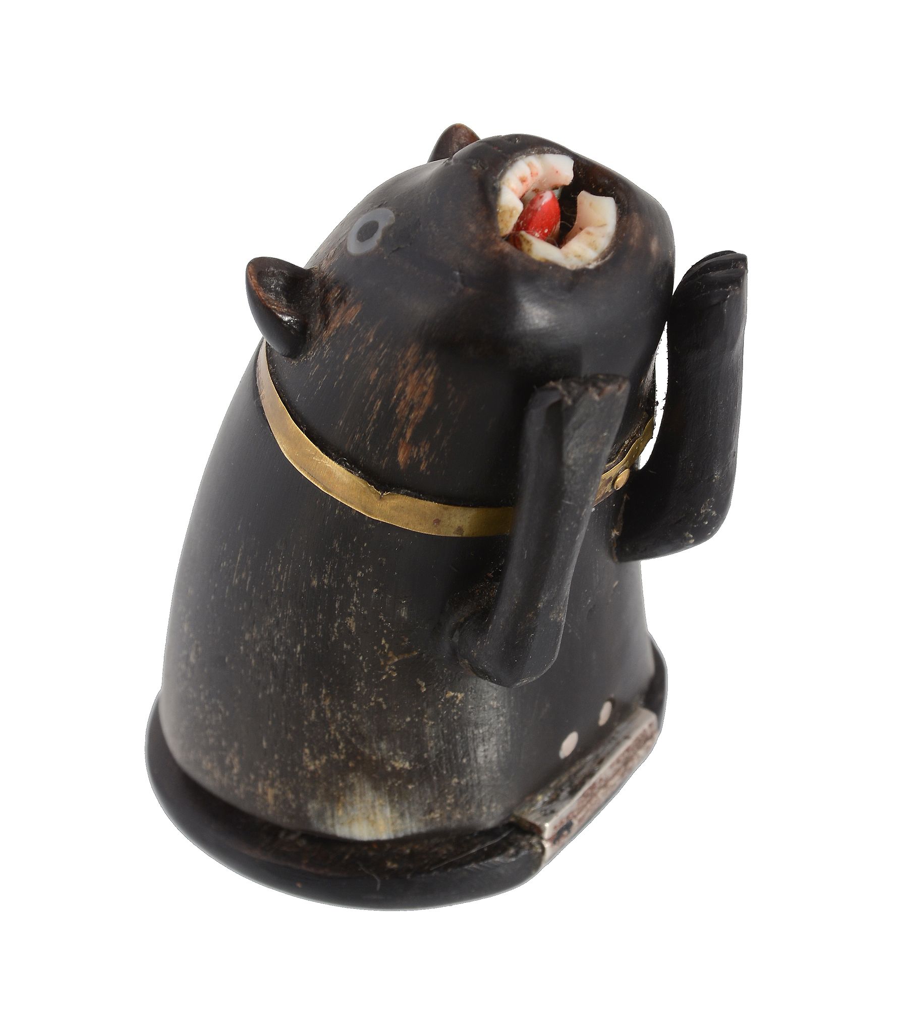 A George III horn novelty snuff box, circa 1790, in the form of a cat  A George III horn novelty