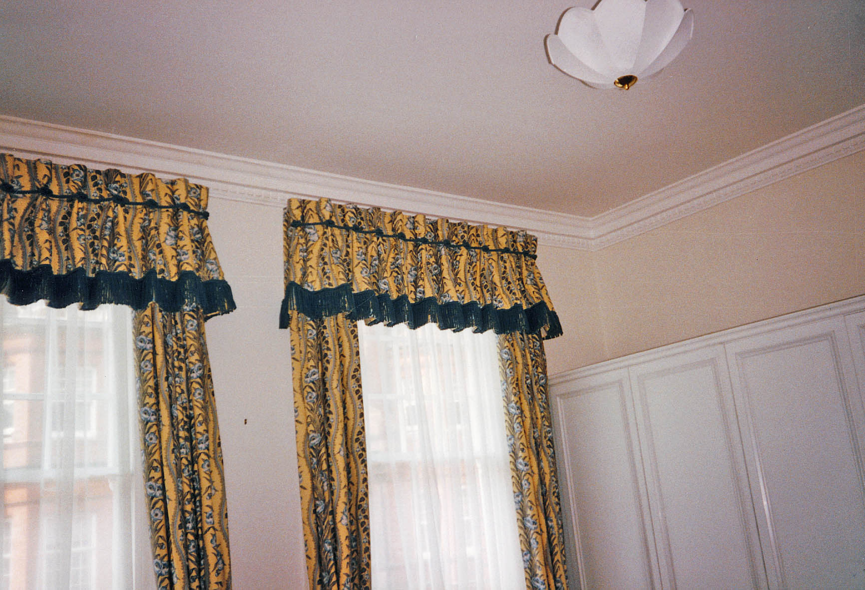 Two pairs of curtains, yellow ground with blue floral and lined decoration, lined and interlined, - Image 5 of 7