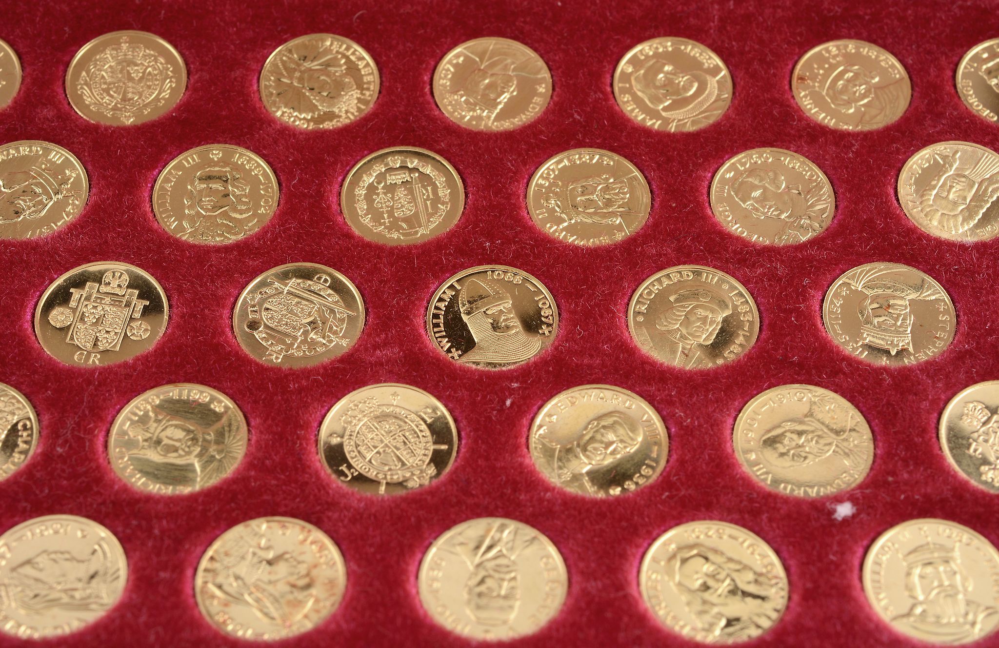 Kings and Queens of England, a set of 43 miniature gold medals by John Pinches Ltd  , 22ct, each - Image 3 of 3