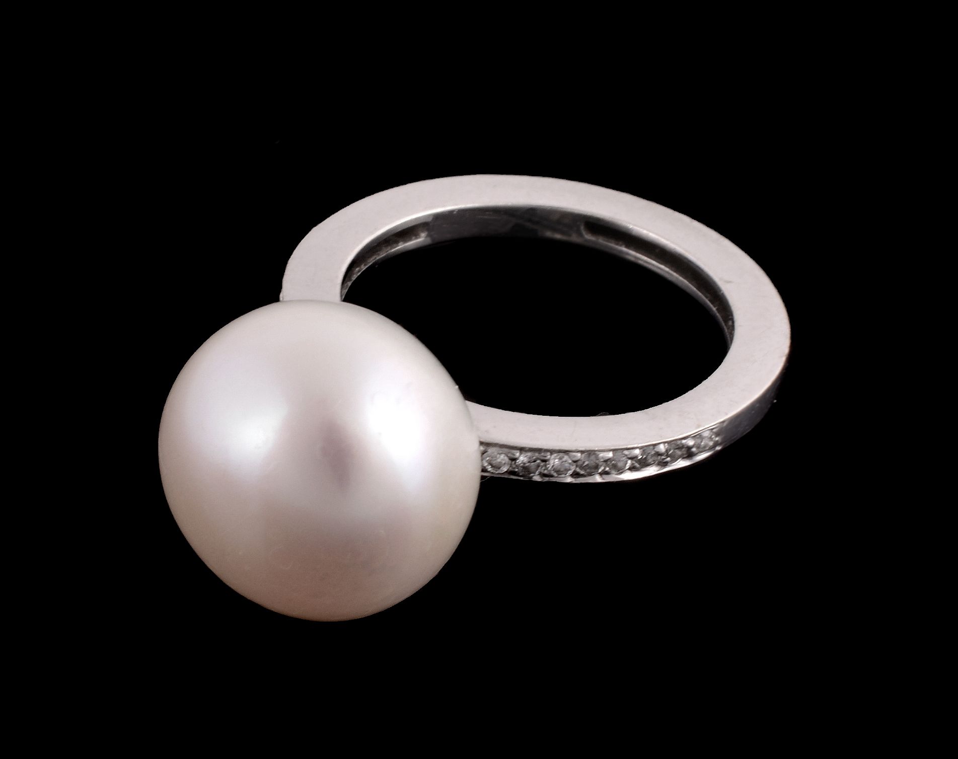 A cultured pearl and diamond ring,   the 12.8mm cultured pearl between brilliant cut diamond  set - Image 3 of 3