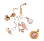 A small collection of gold jewellery,   comprising; a pair of double leaf 9 carat gold earstuds; a