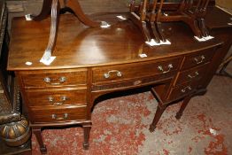 An Edwardian bow front dressing table fitted with seven drawers, on square tapered legs, 122cm