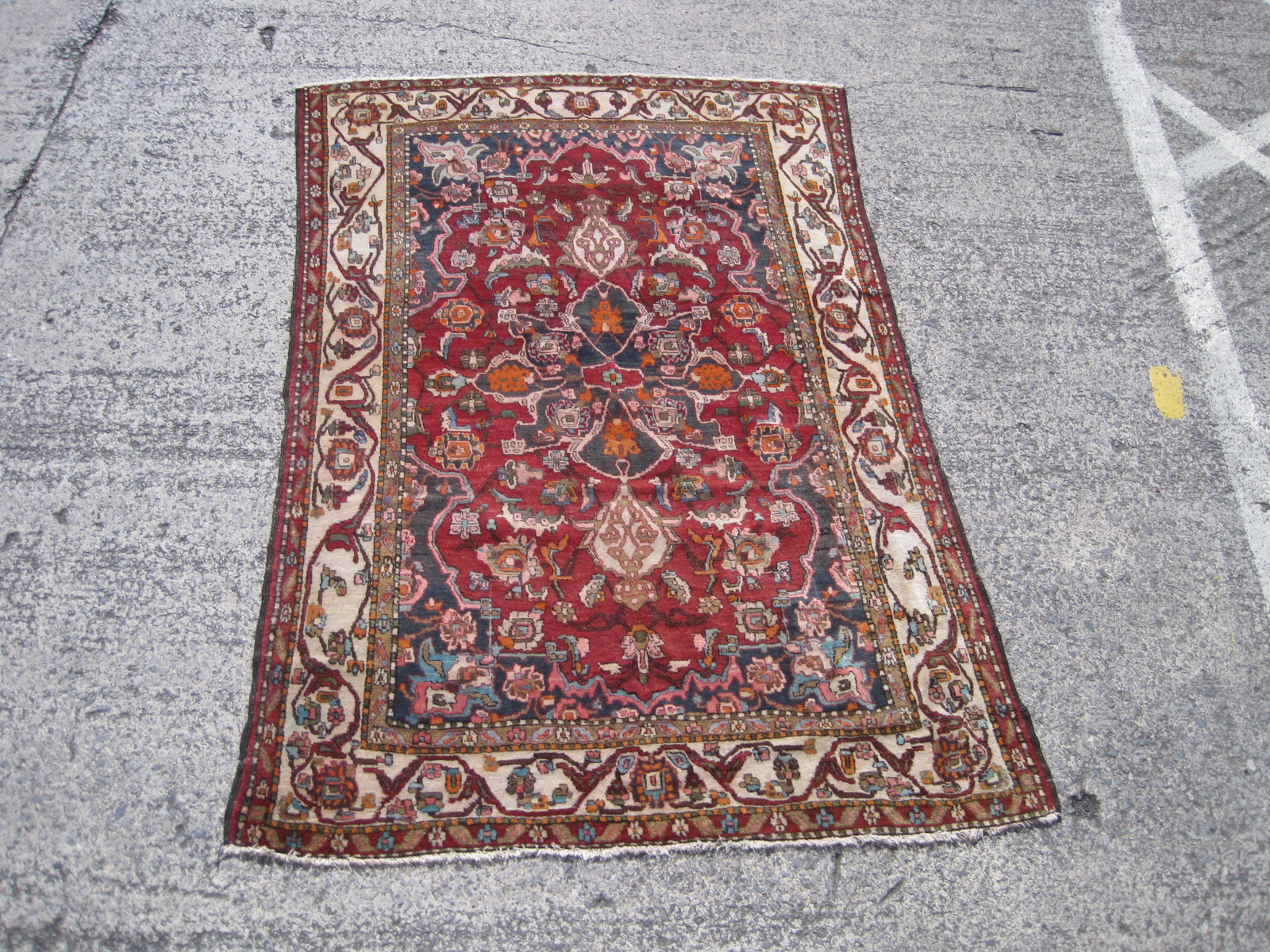 A Persian Isfahan rug 211 x 132cm