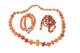 An amber bead necklace, composed of graduated disc shaped amber beads, on a knotted string, 87cm