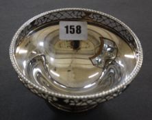 A silver pedestal bowl with pierced border by Mappin & Webb, Sheffield 1988, 5oz, 13cm in diameter