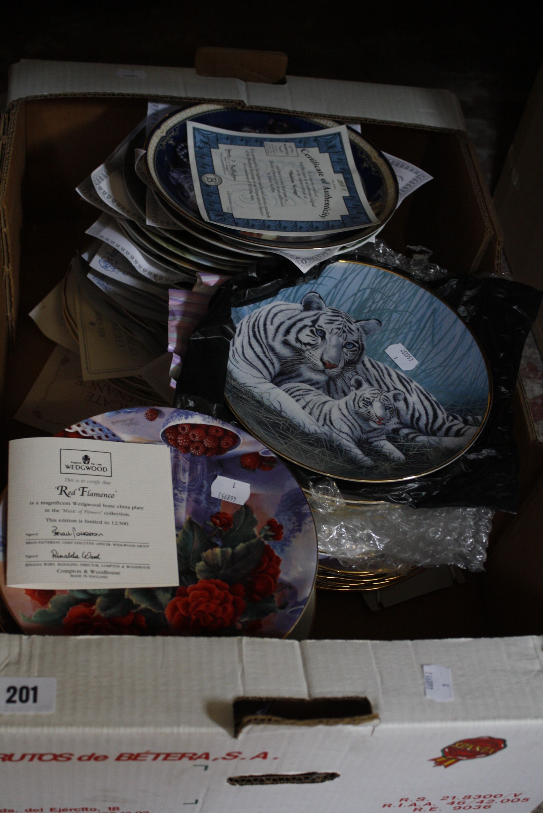 A quantity of collectors plates to include Wedgwood, Royal Albert etc many with certificates of