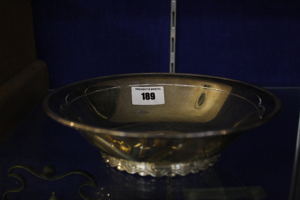 An early 20th Century silver bowl, made by Roberts and Belks. 19cm diam, 11.6 troy oz