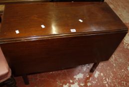 A George III mahogany drop leaf table 89cm wide