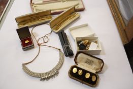 A collection of jewellery to include: a 22ct gold ring, a pair of 9ct gold cuff-links, three other