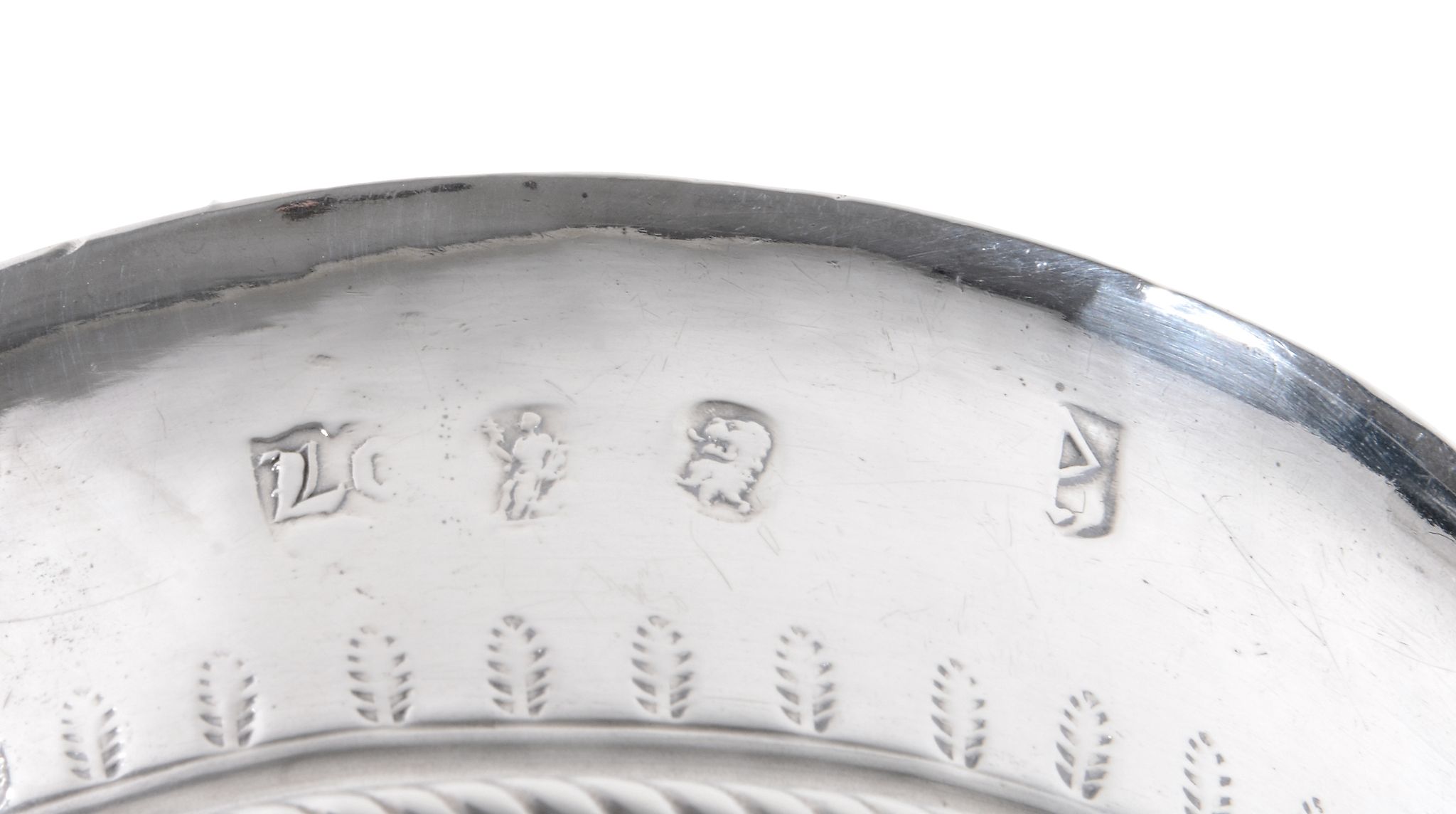 A Queen Anne silver porringer by Seth Lofthouse, London 1706  A Queen Anne silver porringer by - Image 3 of 3