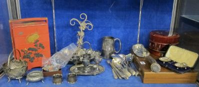 A collection of silver, silver plate and collectable items   to include a silver pendant on chain,